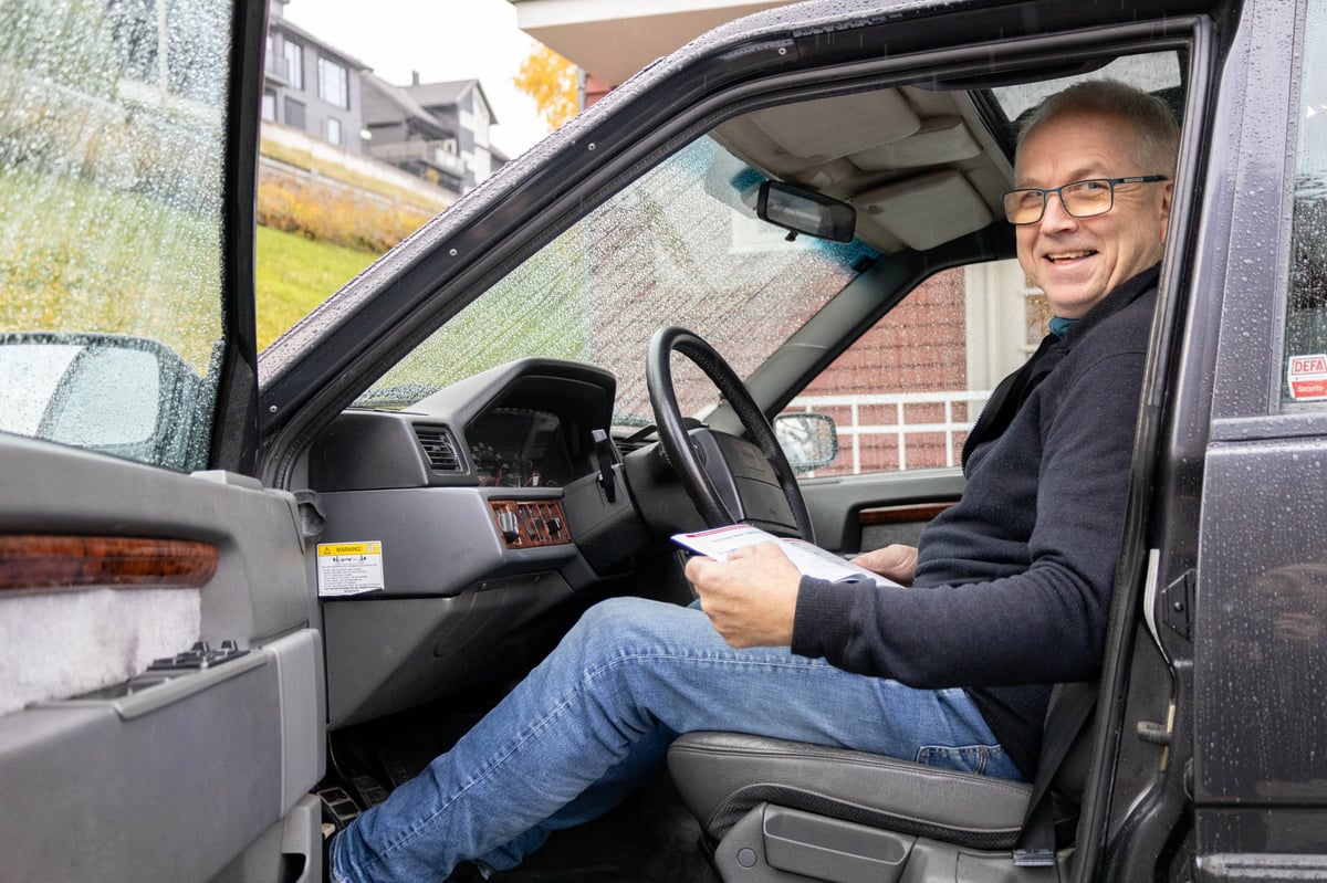 202411_Frydenbø Bil VPL_Sogndal_Sjuk Sekse sin Volvo 940_sitter i bilen