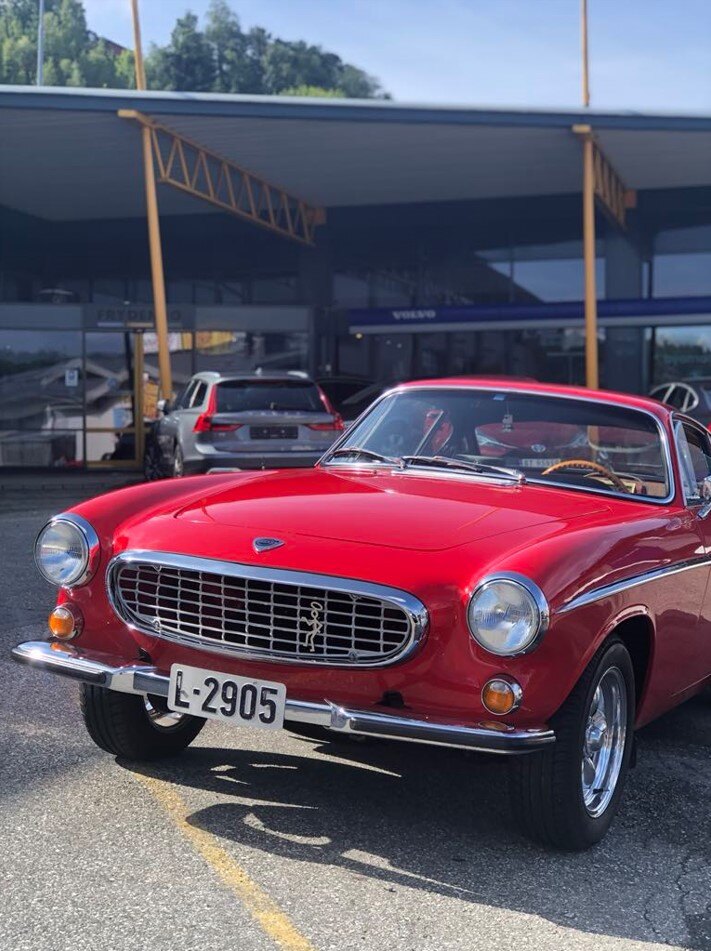 2024_volvo_P1800_Knut Herman Gjøvaag_i sin røde bil utdenfor bilsenteret i åsane 13