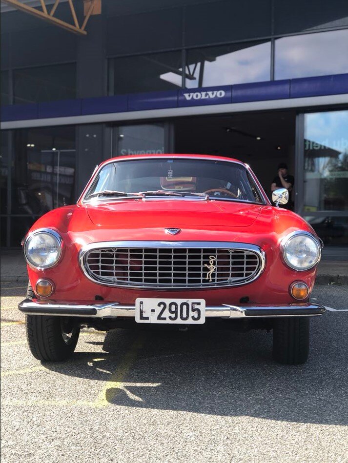 2024_volvo_P1800_Knut Herman Gjøvaag_i sin røde bil utdenfor bilsenteret i åsane 14