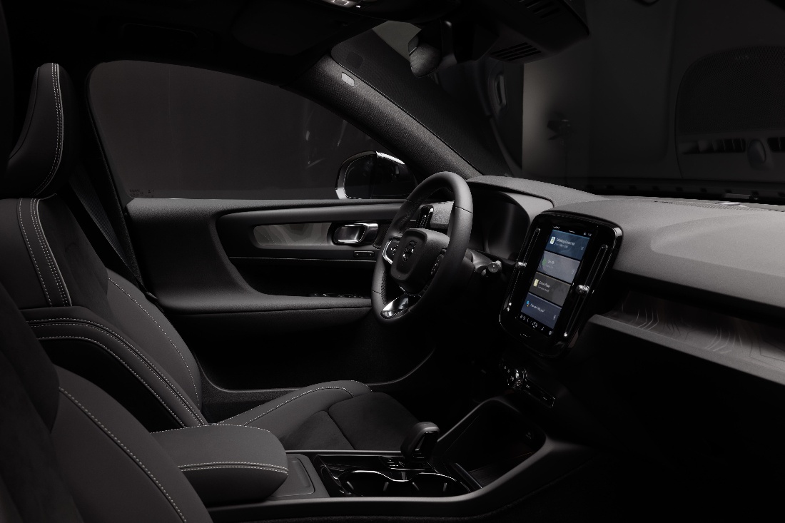 324090_Volvo_40_Series_Black_Edition_Interior-1100x733